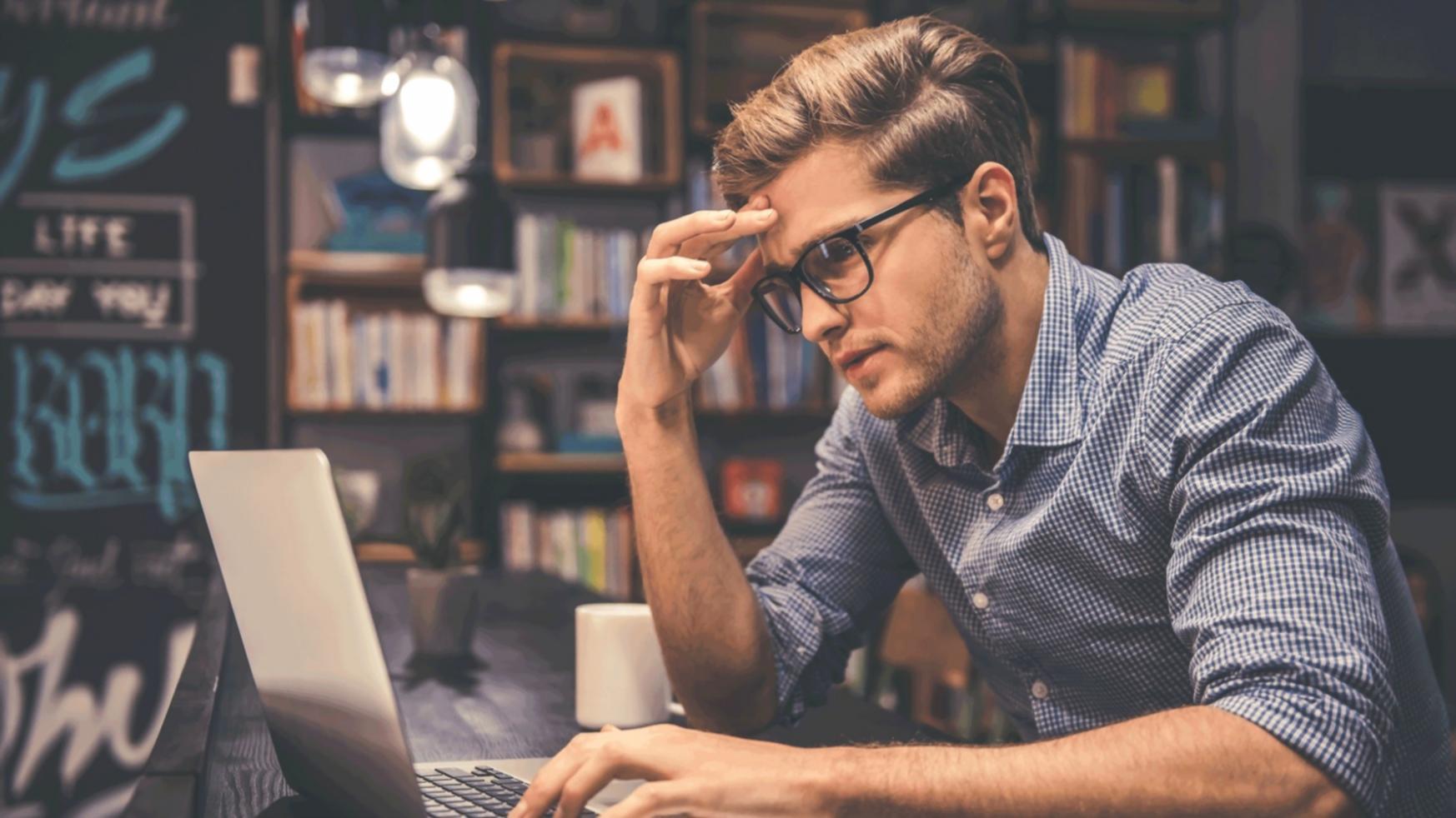 Mentor revisando informes financieros con estudiante