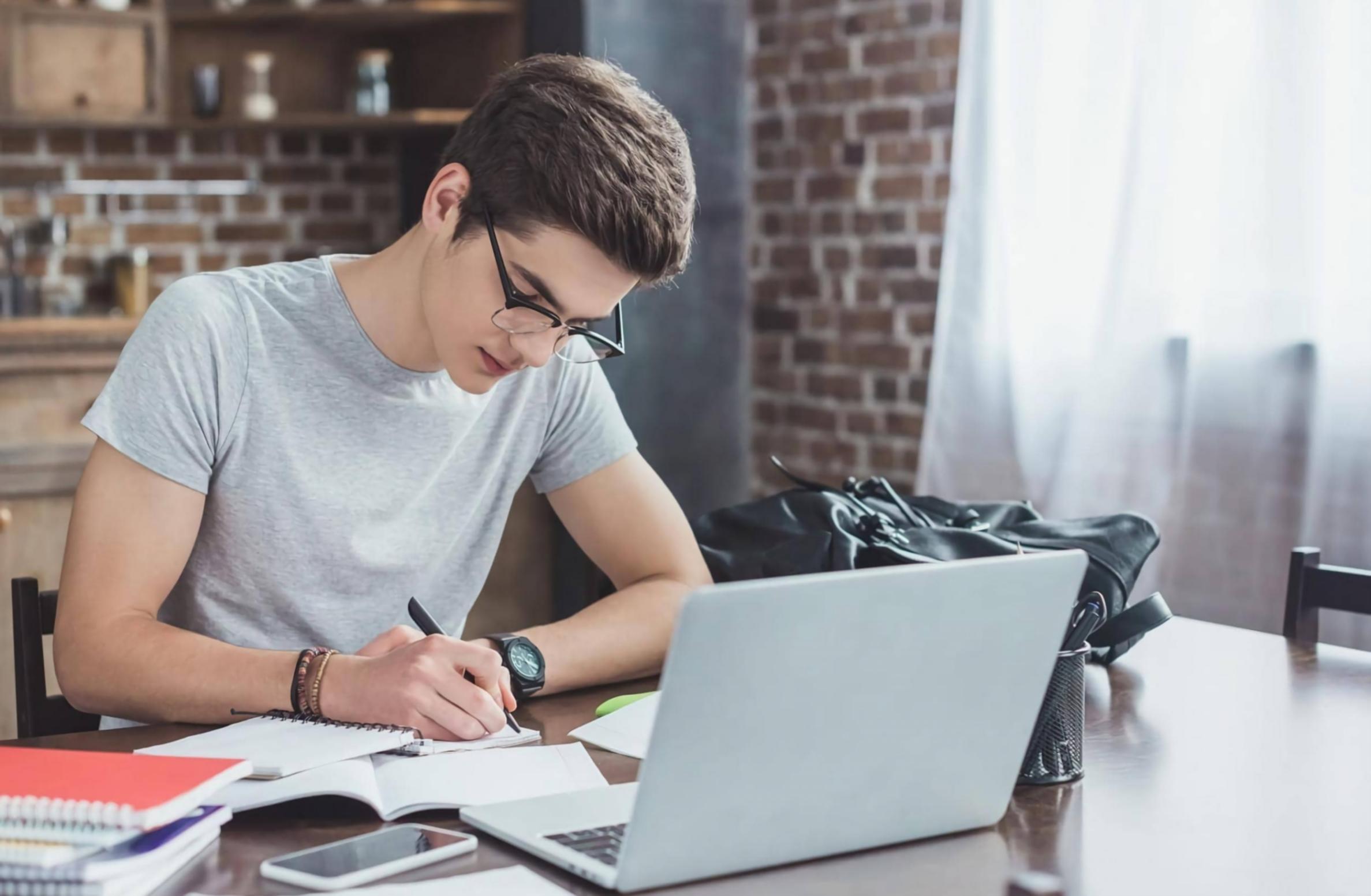 Estudiante completando ejercicios prácticos en plataforma de aprendizaje