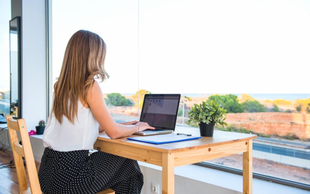 Estudiantes trabajando en análisis de presupuestos con ordenadores portátiles